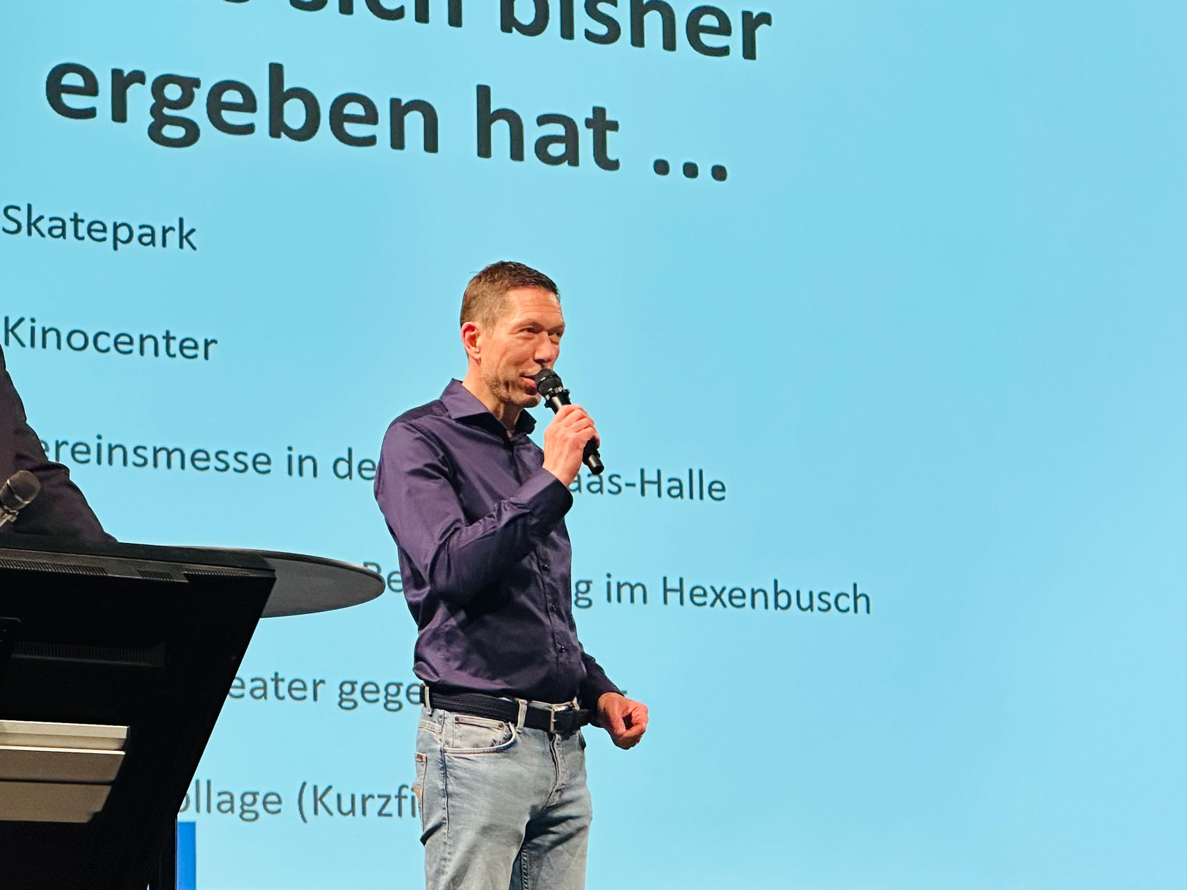 Raoul Halding-Hoppenheit im Gespräch mit jungen Bewohner*innen der Stadt Gummersbach