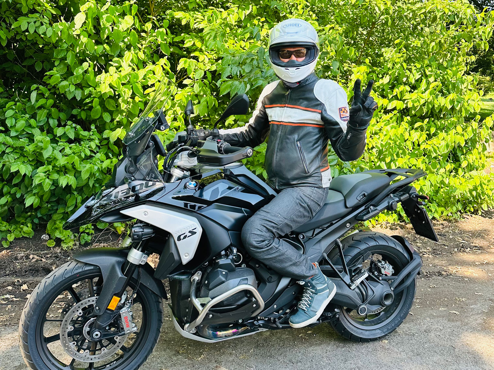 Raoul Halding-Hoppenheit beim Motorradfahren